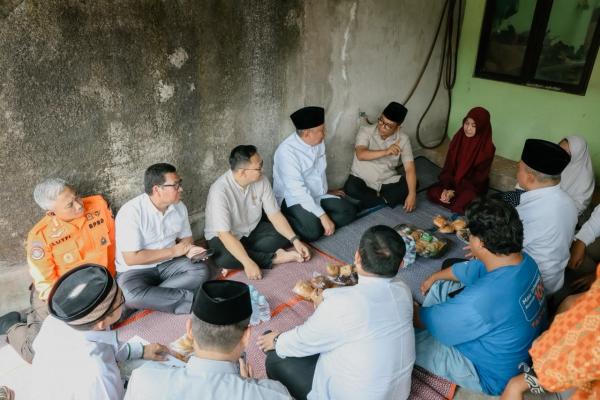 Gubernur Andra Soni Kunjungi Keluarga Dua Jurnalis yang Hilang di Selat Sunda