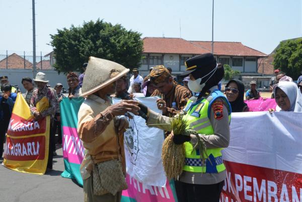 Hari Tani Nasional, Ratusan Petani Cilacap Gelar Aksi Kawal Pelaksanaan Reforma Agraria