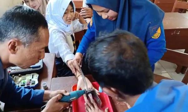 Asyik Main Engsel Gembok Pintu Kelas, Jari Siswi SMP di Magelang Terjepit