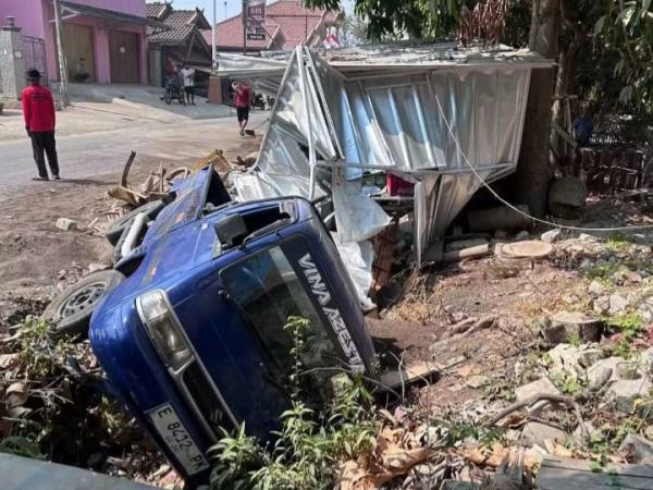 Pikap Ditabrak Truk Tangki hingga Hantam Pungkas Rambut di Losarang Indramayu