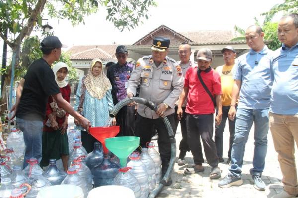 Kompak, Wartawan dan Polda Jateng Salurkan 16 Ribu Liter Air Bersih Untuk Warga di Jabungan Semarang