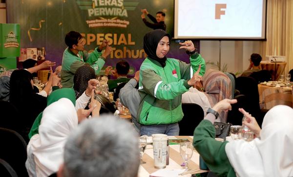 Rompi untuk Teman Tuli dan Edukasi Bahasa Isyarat bagi Mitra Pengemudi di Hari Bahasa Isyarat
