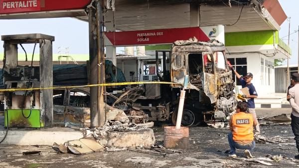 Kebakaran di SPBU Kertasemaya Indramayu, Truk dan Minibus Hangus