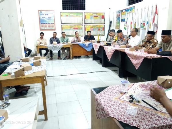 Verifikasi Berkas Bakal Calon Kepala Pekon Waluyojati Digelar hingga Malam