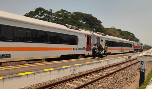 Terseret Kereta Api saat Akan Turun di Stasiun, Seorang Penumpang KA Sangkuriang Patah Kaki