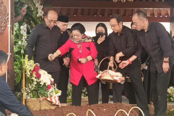 Tabur Bunga di Atas Makam, Megawati Antar Guruh Sukarnoputra ke Peristirahatan Terakhir