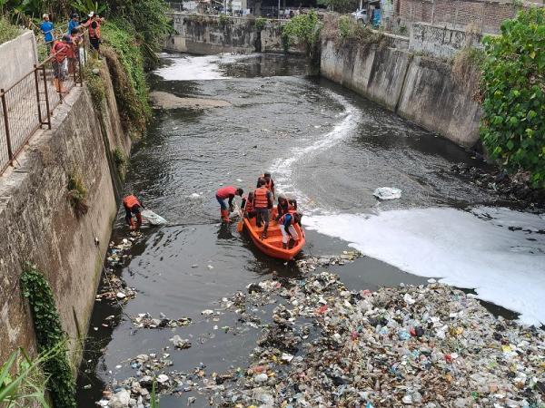 Sungai Citepus Dayeuhkolot Tertutup Gunung Sampah, Warga Tuntut Tanggung Jawab Pemkot Bandung