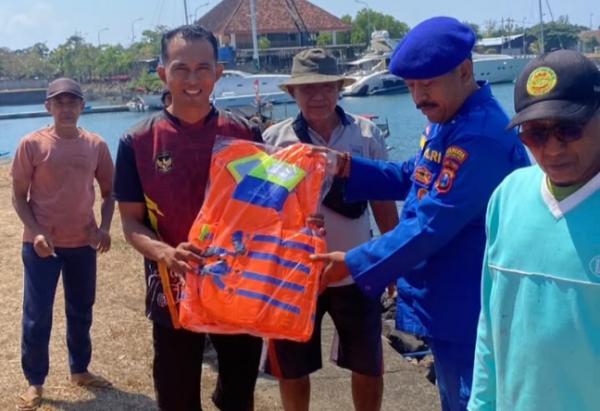 Nelayan Banyuwangi Dapat Life Jacket, Polisi Ungkap Risiko yang Mengintai Saat Melaut