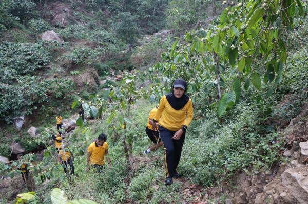 Menapak Jalur Alam Limbangan, Polres Kendal Sisipkan Aksi Kepedulian