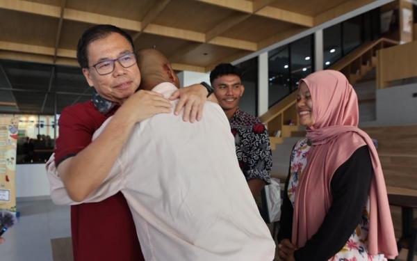 Sebungkus Tape dan Doa Tahajud yang Mengantar Hamzani ke Bangku Kuliah