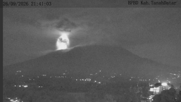 Erupsi Gunung Marapi Picu Dentuman dan Hujan Abu, Warga Bukittinggi hingga Agam Terdampak