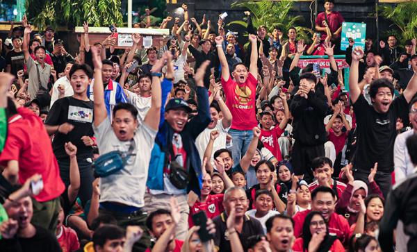Keseruan Nobar Timnas Indonesia Vs Singapura di Gubernuran, Ribuan Orang Tanpa Henti Berteriak