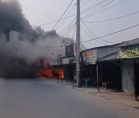 Diduga Korsleting Listrik, 13 Ruko di Karawang Ludes Terbakar
