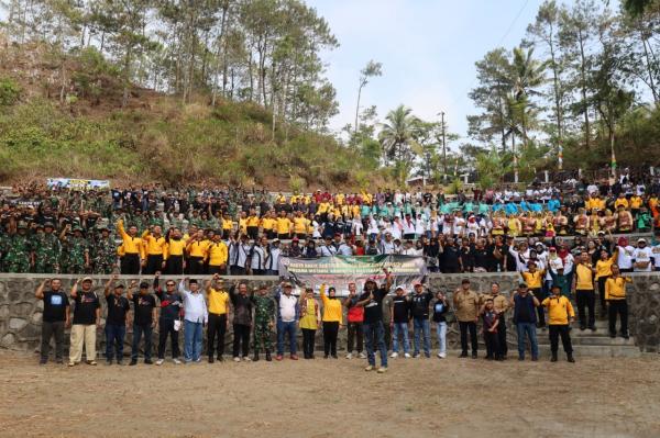 Komunitas dan TNI-Polri Gotong Royong Bersih-Bersih di Goa Seplawan Purworejo