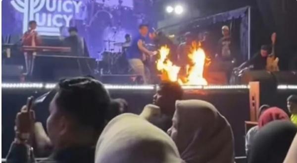 Panggung Juicy Luicy Terbakar Saat Tampil di Highland Fest 2026 Bukittinggi