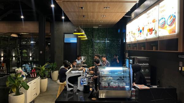 Menyeruput Kopi Sambil Menikmati Sejuknya Suasana dan Panorama Alam