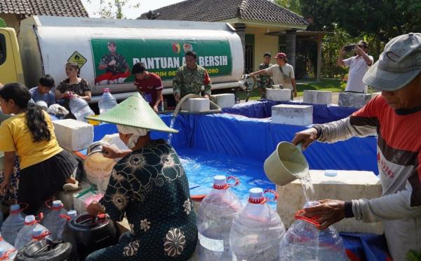 Tanggap Darurat Kekeringan Bojonegoro, dalam Sepekan TNI Kirim 864.000 Liter Air Bersih ke 34 Desa