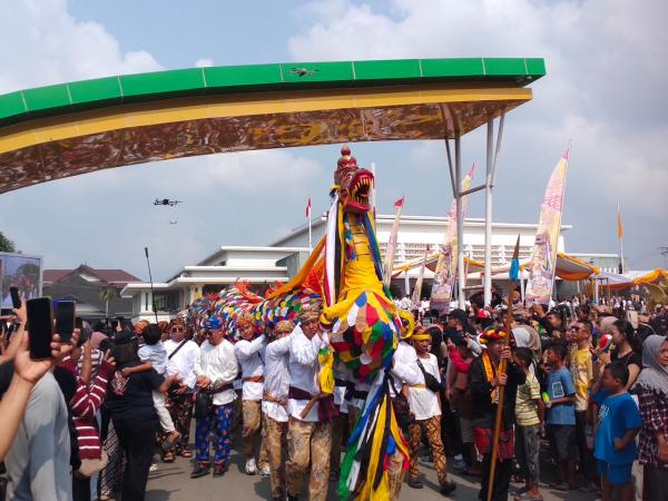 Di Tengah Riuh Belimbur, Aulia Rahman Basri Menyaksikan Erau Kembali ke Rakyat