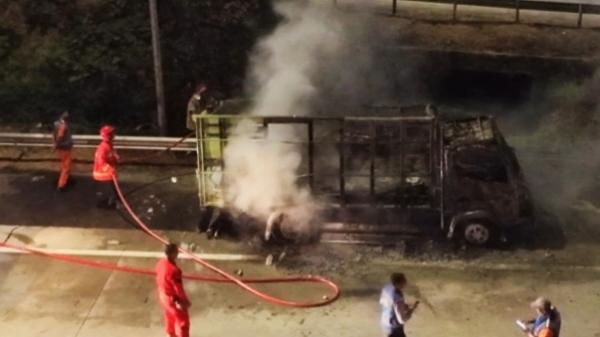 Truk Muat Semen dan Cat Terbakar di Tol Solo-Ngawi Ruas Boyolali