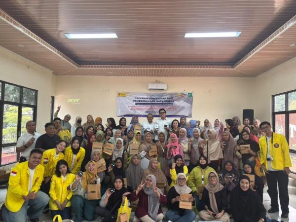 FIA UI Dampingi 60 Pelaku Warung Tradisional di Bekasi, Dapat QRIS Soundbox Gratis