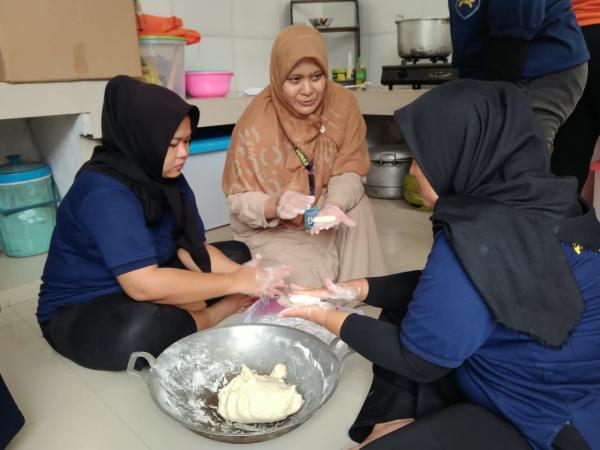 Rutan Banyumas Fasilitasi Pelatihan Pembuatan Pempek Tenggiri bagi Warga Binaan Wanita