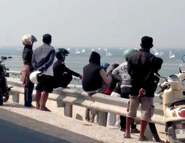 Warga Padati Bukit Rangas Saksikan 80 Sandeq Taklukkan Etape Pamboang-Polewali