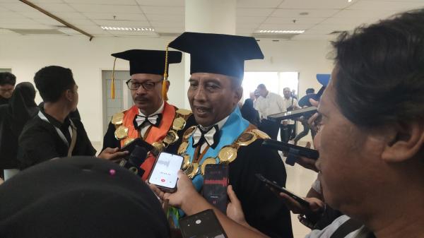 Gelar Saja Tak Cukup, Ini 3 Pesan Rektor Unesa untuk 1.517 Lulusan di Tengah Gempuran AI