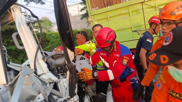 Mobil Box Hantam Truk di Pantura Brangsong Kendal, Sopir Tewas Terjepit