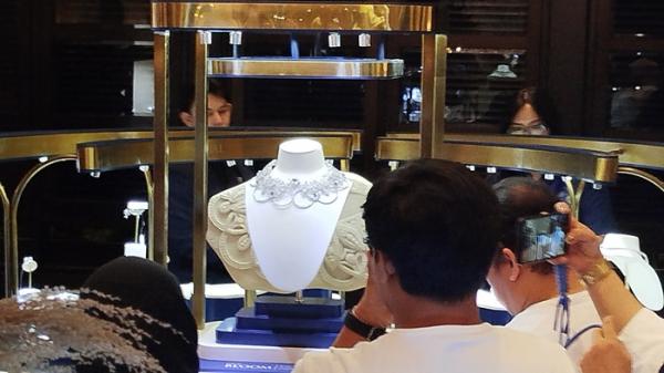 Sapphire Biru Jadi Pusat Perhatian, Tiga Kalung Mewah Ini Punya Makna Mendalam