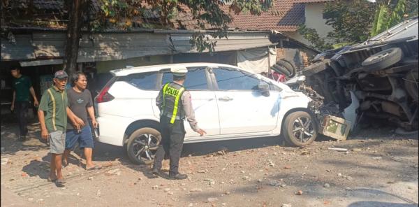 Pick Up Boks Selip, Pagar Rumah Roboh Timpa Xpander di Tarik Sidoarjo
