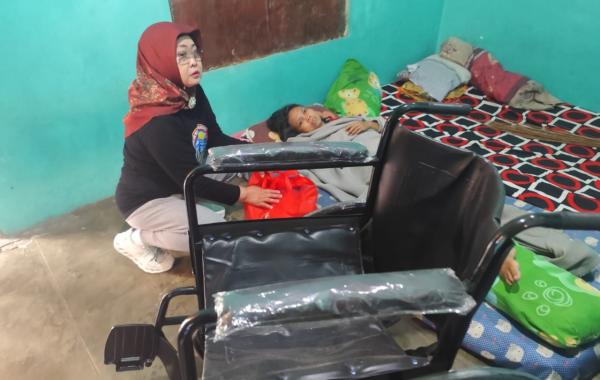 Kisah Ibu di Sukoharjo yang Tak Bisa Berjalan, TBSR Ulurkan Bantuan Kursi Roda