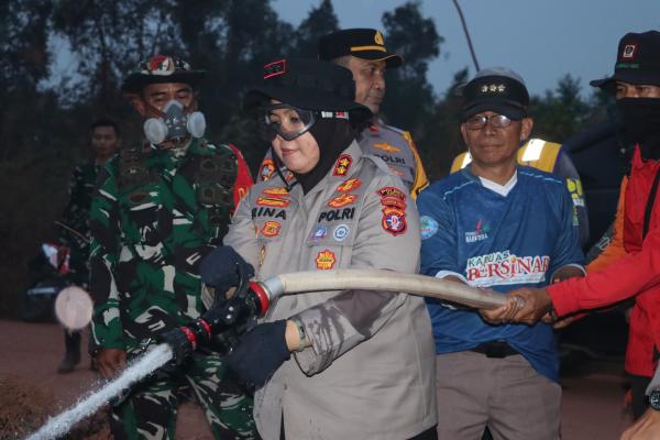 Gerak Cepat Tangani Karhutla, Kapolres Kapuas Pimpin Pemadaman di Muara Dadahup
