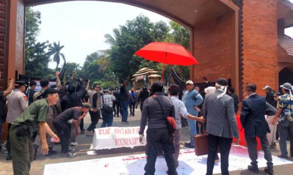 Ratusan Massa Petisi 26 Guncang DPRD Kabupaten Bogor, Desak KPK Tuntaskan Skandal Upah Pungut