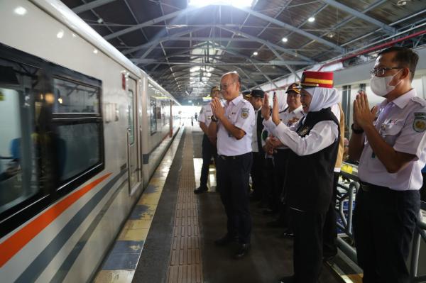 Gubernur Khofifah Soroti 182 Perlintasan Kereta Api di Jatim yang Tak Dijaga