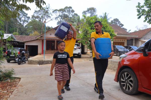 Warga Kalipuru Krisis Air Bersih, Polres Kendal Salurkan 12 Ribu Liter