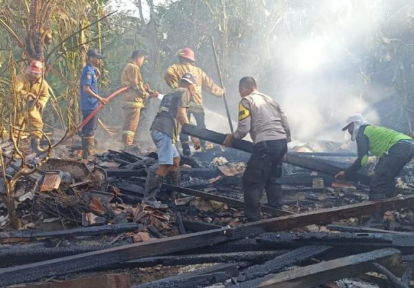 Gegara Bakar Sampah Sembarangan, Gudang Kayu Jati di Cingkrong Grobogan Ludes Terbakar