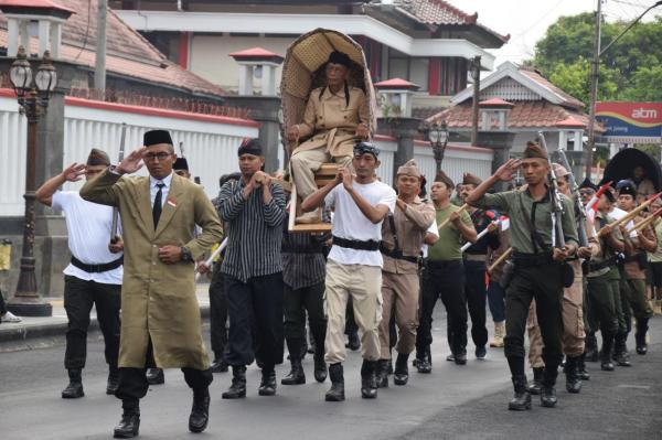 Semangat Juang Jenderal Soedirman Dihidupkan Lewat Kirab Tandu di Purwokerto