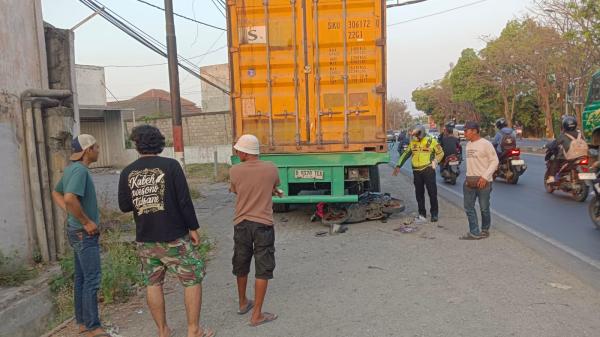 Motor Oleng Saat Nyalip dari Kiri, Pemuda 22 Tahun Tewas Tabrak Trailer Parkir di Trosobo Taman Sido