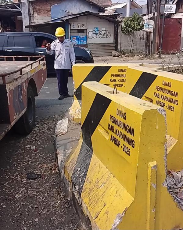 Cegah Pemotor Lawan Arus, Dishub Karawang Pasang 9 MCB Beton di Jalan Gonggo