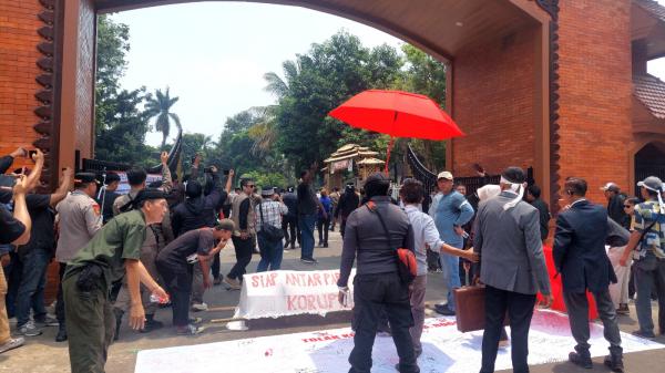 Massa Petisi 26 Kepung DPRD Kabupaten Bogor, Desak KPK Bongkar Aktor Utama Kasus Upah Pungut