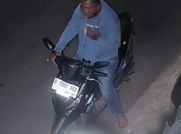 Viral! Dua Pria Terekam Curi Motor di Kontrakan Cirendeu, Satu Pelaku Santai Merokok