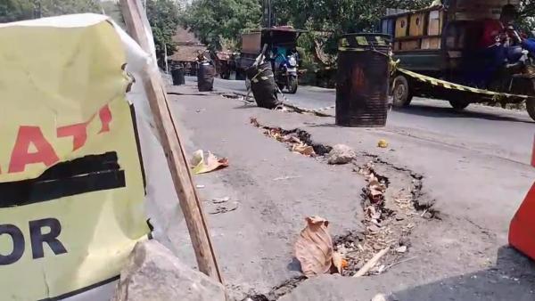 Jalan Kaliwungu-Boja Makin Kritis, Warga Khawatir Jalur Utama Putus
