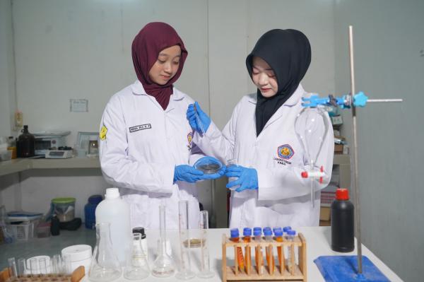Limbah Kulit Singkong dan Daun Sirih Disulap Mahasiswa Unigoro Jadi Kemasan Antibakteri