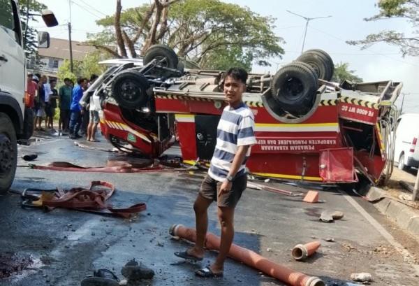 BREAKING NEWS: Mobil Damkar Pangkep Terguling, 2 Petugas Dikabarkan Meninggal Dunia