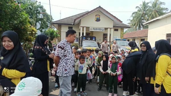 Polisi Sahabat Anak, Polsek Moga Kenalkan Tugas Kepolisian dan Tanamkan Cinta Tanah Air