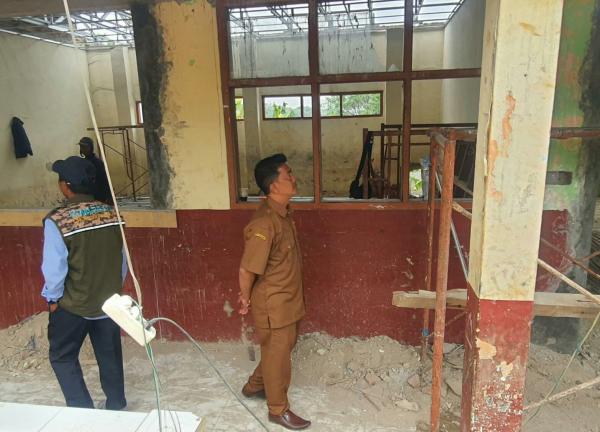 Sempat Viral karena Rusak Parah, SDN Girimukti Cikalongwetan Mulai Diperbaiki