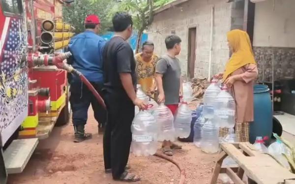 Demi Air Bersih, Warga Cutug Rela Antre hingga 2 Kilometer