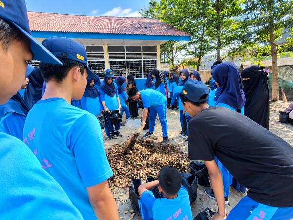 Sampah Daun Tak Lagi Dibuang, SMPN 15 Makassar Sulap Jadi Kompos untuk Urban Farming