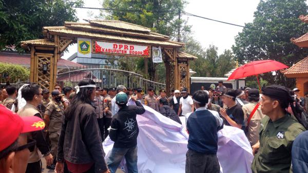 Massa Petisi 26 Tuntut KPK Segera Tuntaskan Korupsi Upah Pungut Kabupaten Bogor