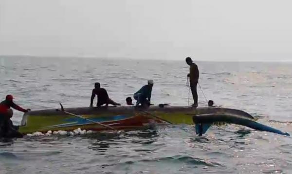 KM Suliwai Terbalik di Teluk Semaka, 7 Nelayan Berhasil Diselamatkan